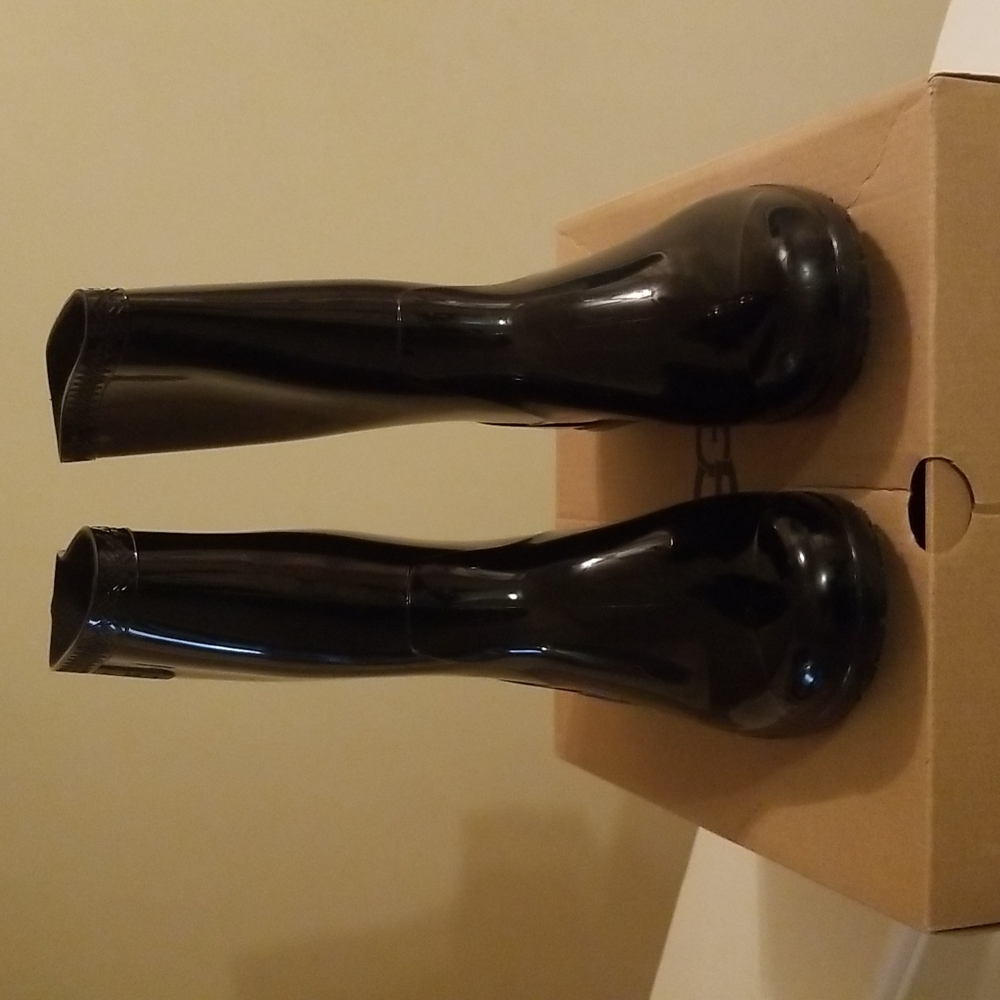 UGG KIDS RAANA IN BLACK.  SIZE 3.